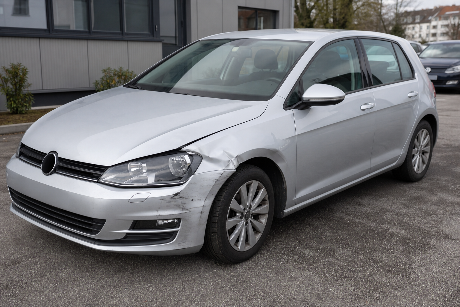 VW Golf 7 mit leichtem Schaden vorne links